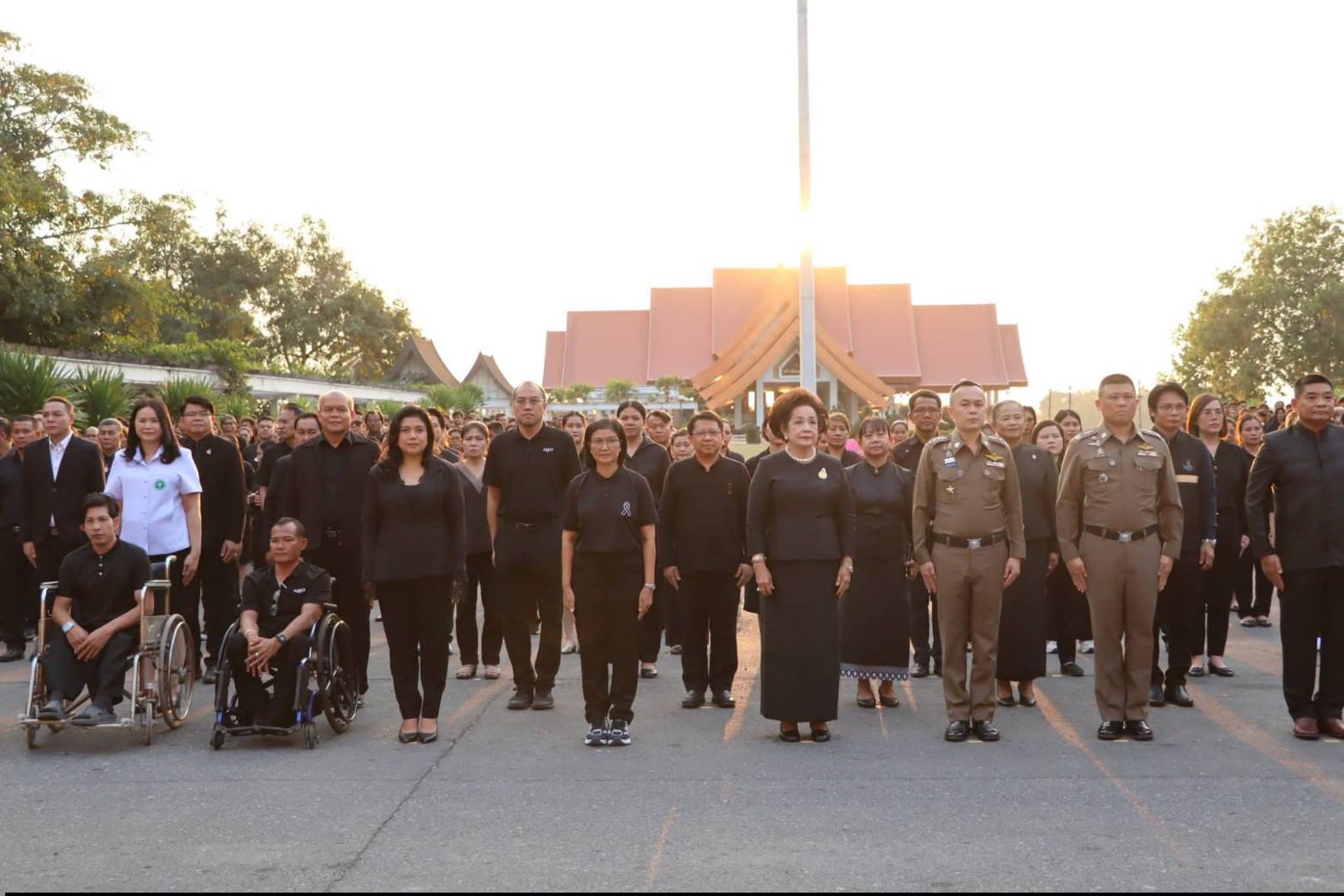 title - ผู้อำนวยการศูนย์ส่งเสริมและพัฒนาอาชีพเสริมนอกภาคการเกษตร ร่วมกิจกรรมแสดงความอาลัยและแสดงความจงรักภักดีสมเด็จพระนางเจ้าสิริกิต์ พระบรมราชินีนาถ พระบรมราชชนนีพันปีหลวง โครงการหนึ่งความดี ล้านความรัก ภูมิใจพรรคพระพันปีหลวง ณ ศาลาพระมิ่งขวัญ ศูนย์ส่งเสริมและพัฒนาอาชีพเสริมนอกภาคการเกษตร (ศูนย์ศิลปาชีพบางไทรฯ (เดิม))